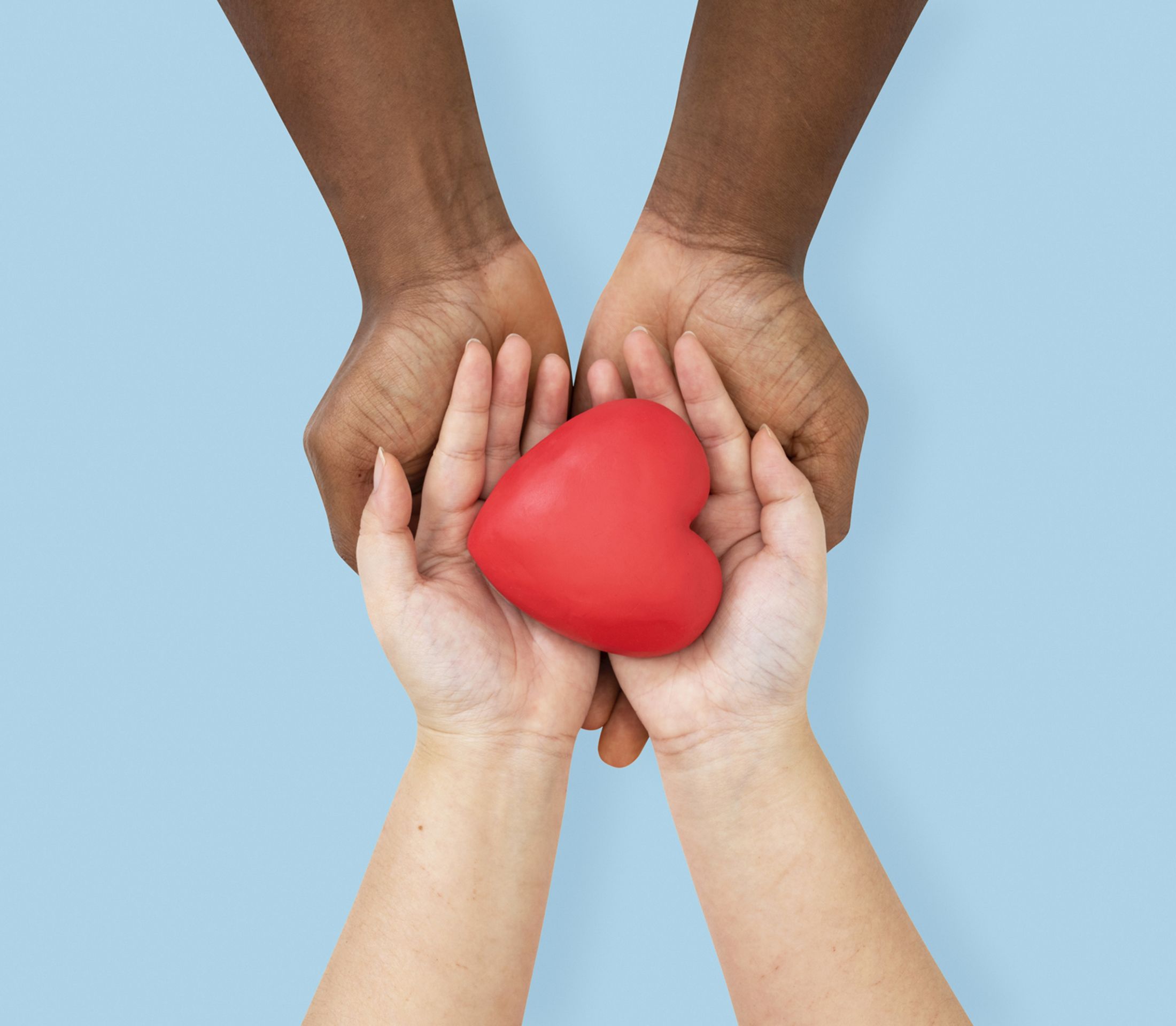 Mani unite che sorreggono un cuore